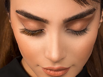 Kirpik ve göz çevresi bakım uygulaması