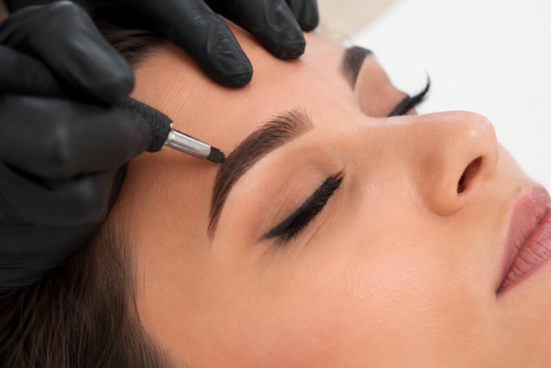 Kaş rötuş öncesi microblading kontrolü