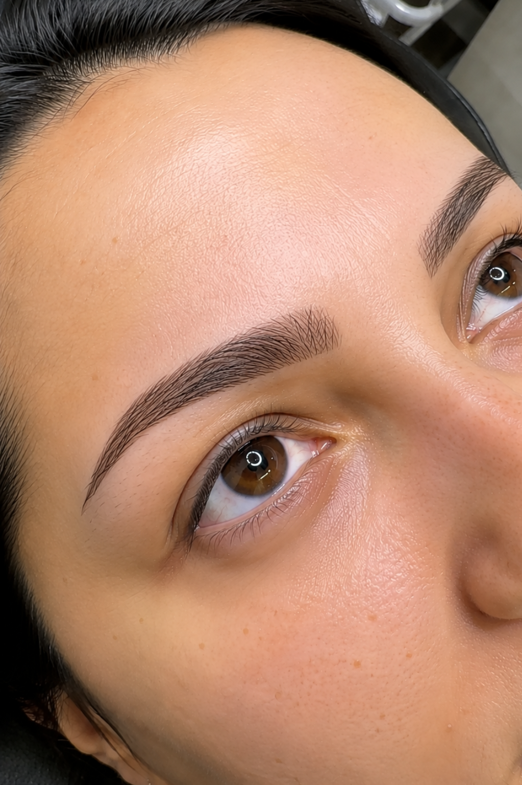 Microblading sonrası belirgin kaş görünümü