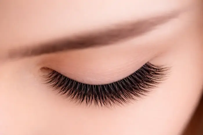 hassas gözlere uygun ipek kirpik uygulaması Pendik alerji yapmayan kirpik uzatma doğal ve güvenli kirpik işlemi