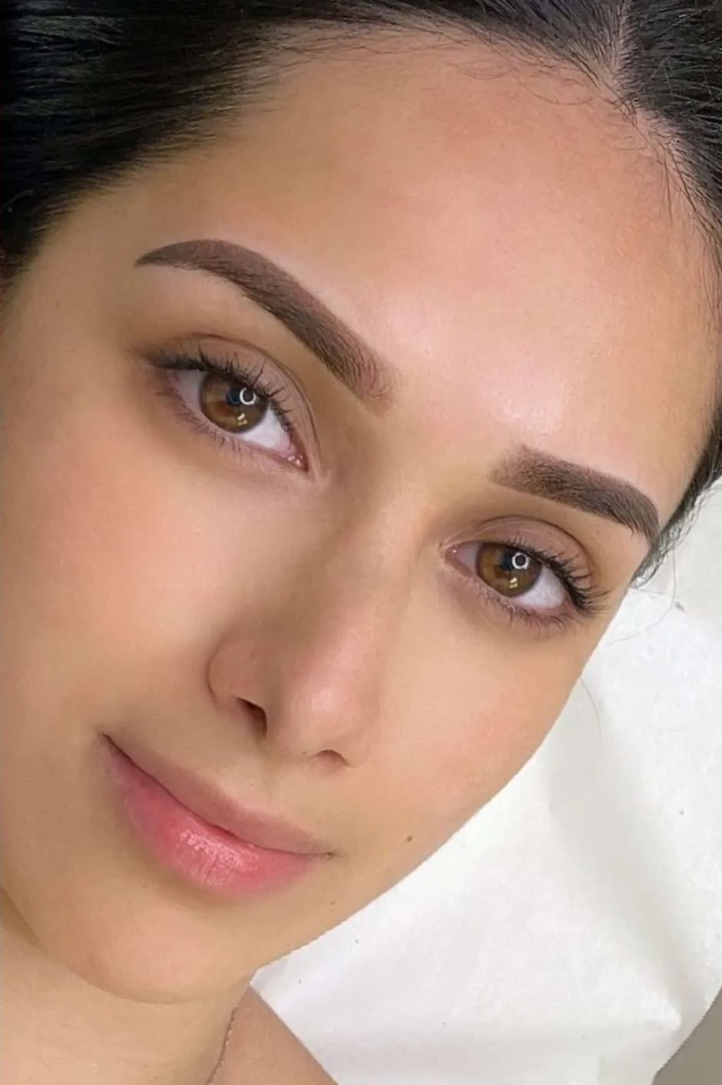Pendik microblading kaş uygulaması sonrası doğal ve belirgin kaş görünümü